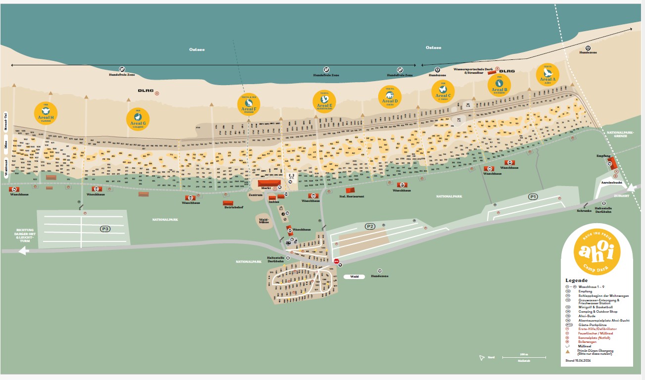 Karte eines Strandbereichs mit Einrichtungen, Parkplätzen und Wegen sowie beschrifteten Aktivitätszonen entlang der Küste.